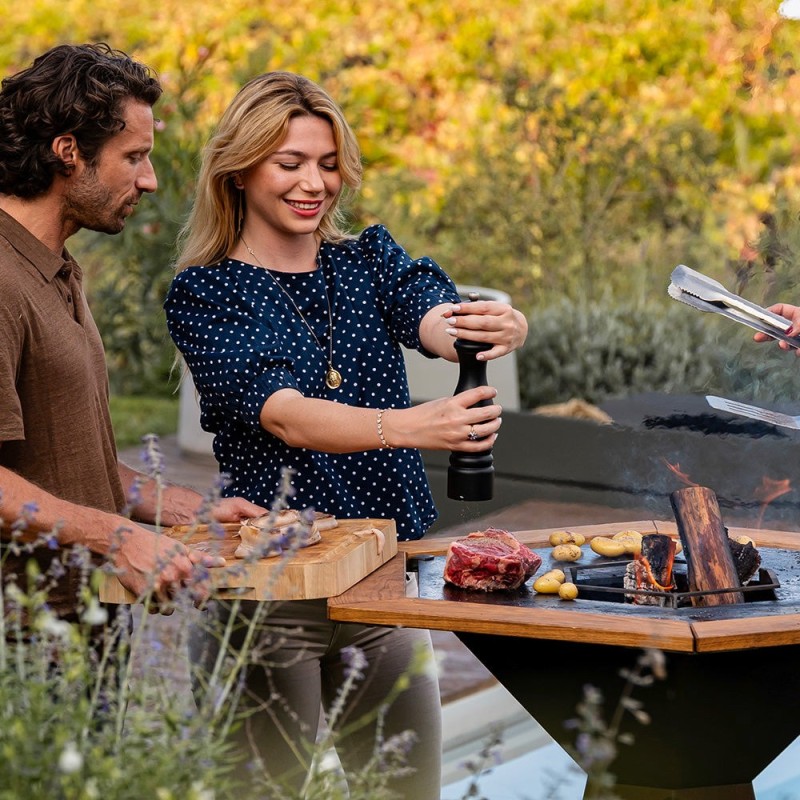 Ceinture de bois pour Brasero 85cm de diamètre - Optimise votre espace autour de la cuisson (exemple de mise en situation)