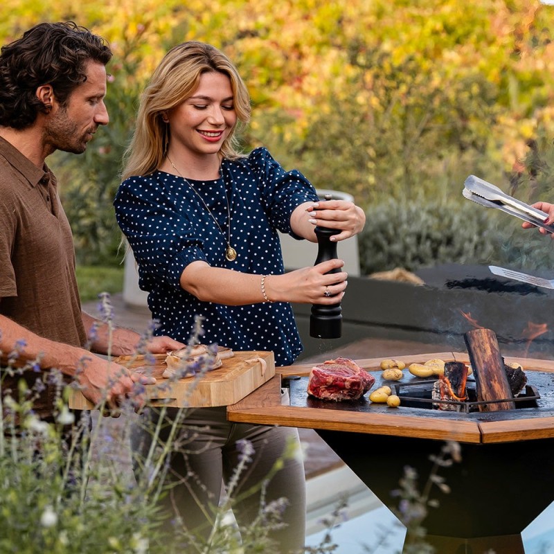 Ceinture de bois pour Brasero 150cm ajoute un espace élégant autour de votre barbecue (exemple de mise en situation)
