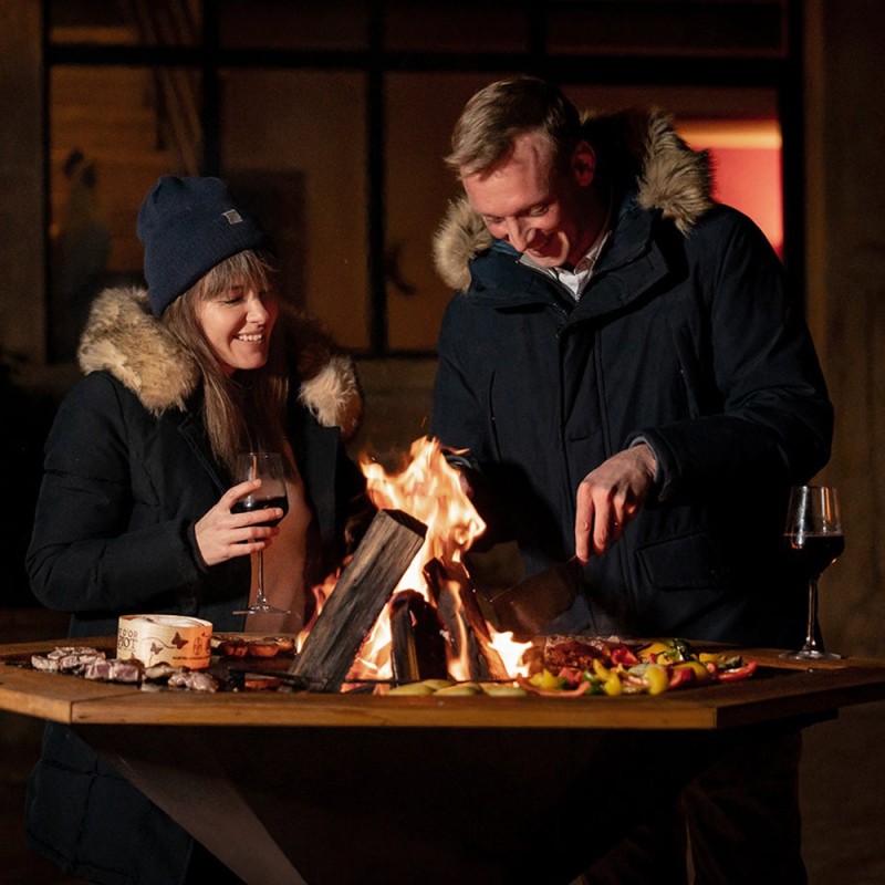 Ceinture de bois pour Brasero 150cm - Ajoute un espace élégant autour de votre barbecue (exemple de mise en situation)