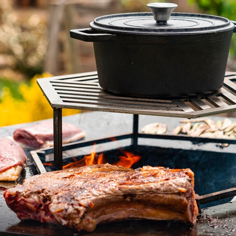 grille plinthe pour brasero 85cm en inox - cuisson surélevée au centre du barbecue (exemple de mise en situation)