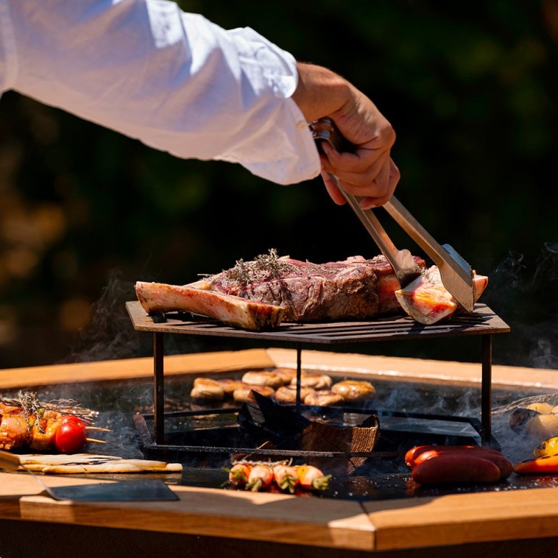 grille plinthe pour brasero 105cm en inox - cuisson surélevée au centre du barbecue (exemple de mise en situation)