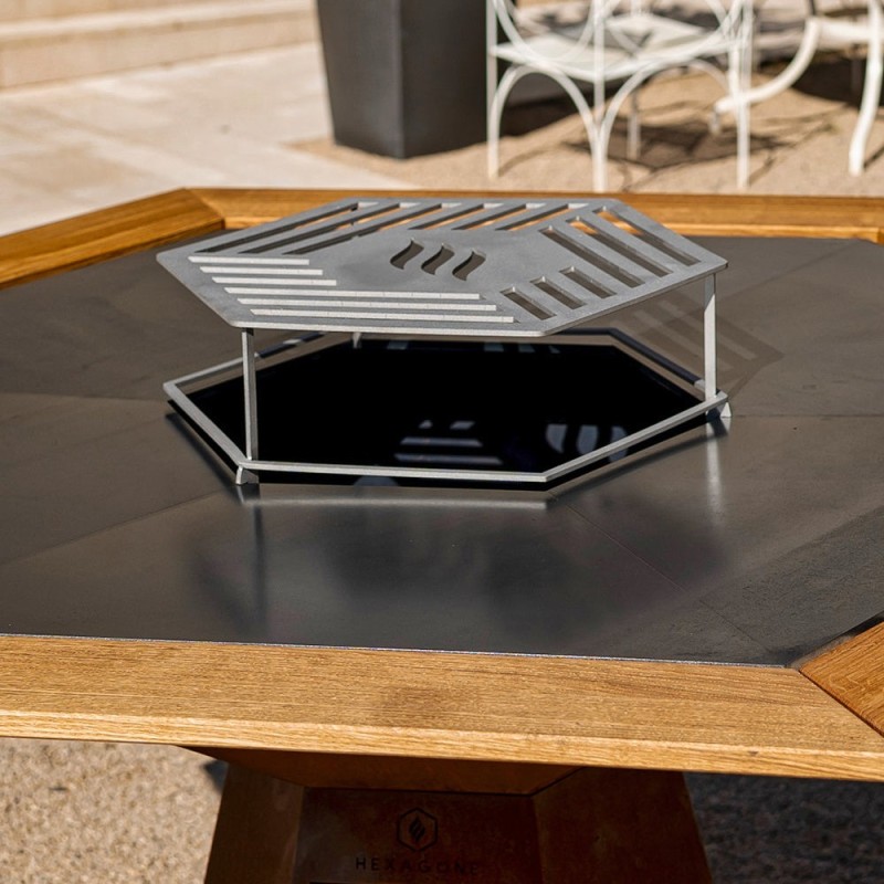 grille plinthe pour brasero 150cm en inox - cuisson surélevée au centre du barbecue (exemple de mise en situation)