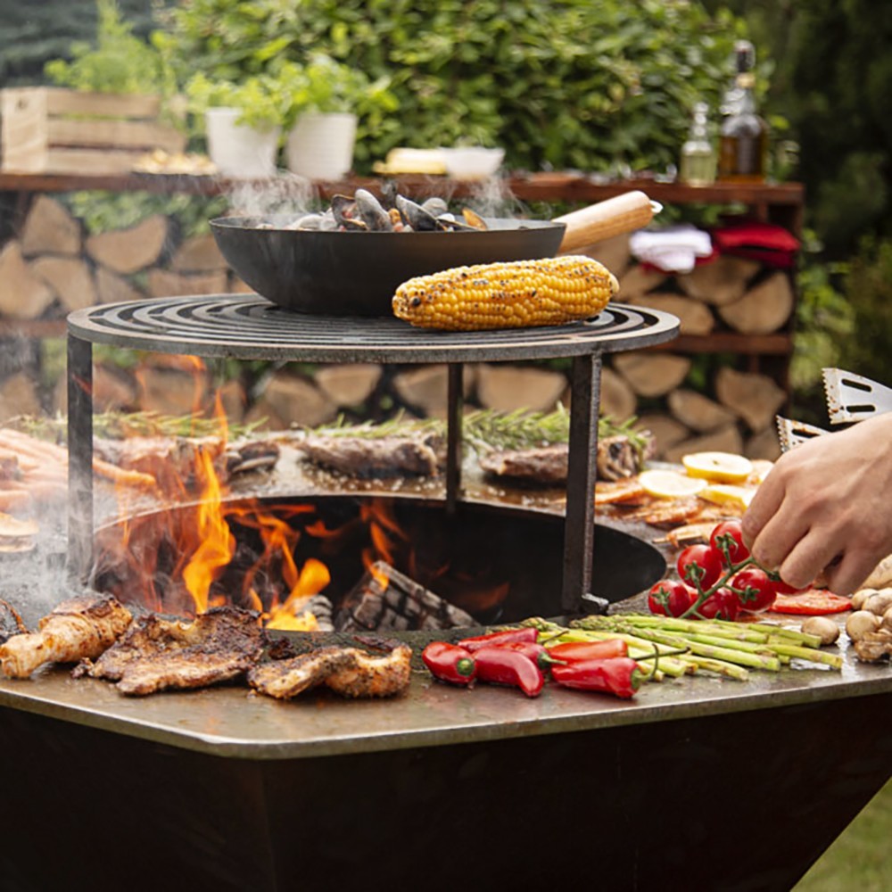Brasero Plancha Iwona Grill 80 pour cuisson au feu de bois (exemple d'utilisation, accessoires vendus séparément)