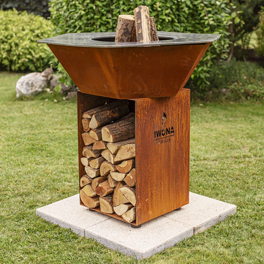 Ce modèle Brasero Iwona Grills en acier corten a une plancha de 114cm de diamètre