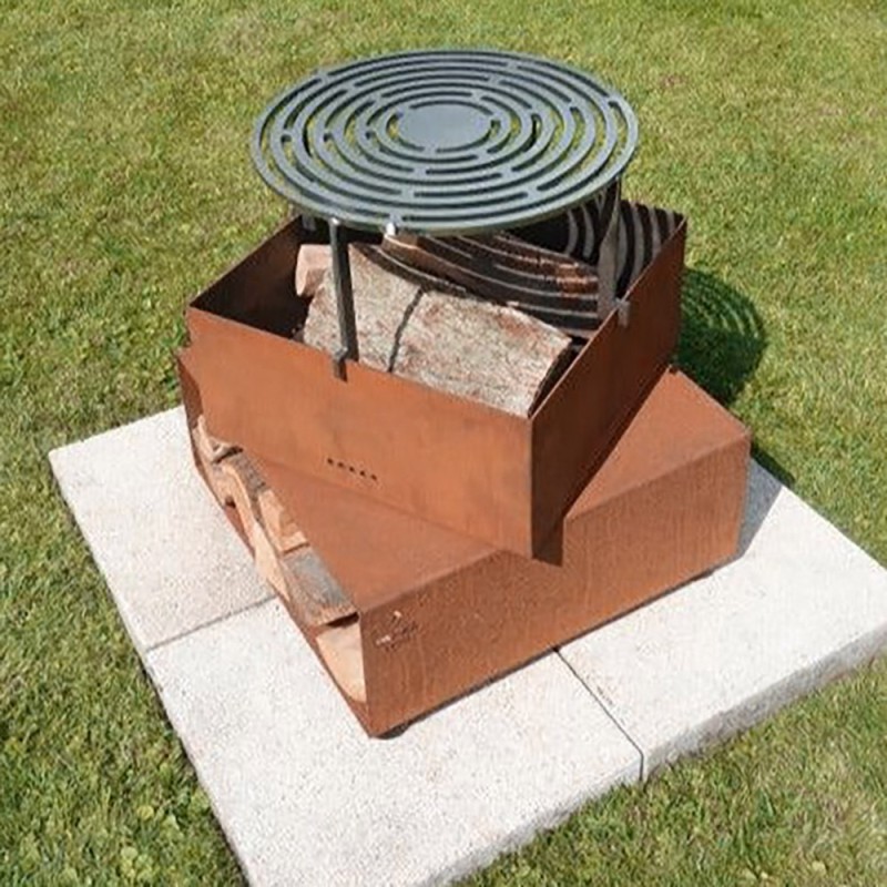 Le Brasero barbecue Quadro format compact est équipé d'une grille centrale pour préparer vos plats au-dessus des flammes