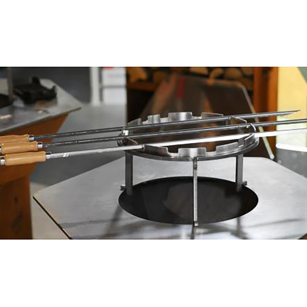 Repose-brochettes pour brasero Iwona grills (exemple d'utilisation, support et brochettes vendus séparément)