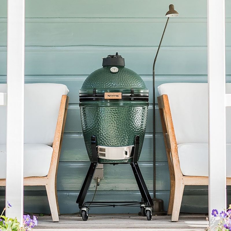 Kamado medium Big Green Egg diamètre de grille de 40cm (exemple d'utilisation, berceau à roulettes non-inclus) Kamado medium Big Green Egg diamètre de grille de 40cm (exemple d'utilisation, berceau à roulettes non-inclus)