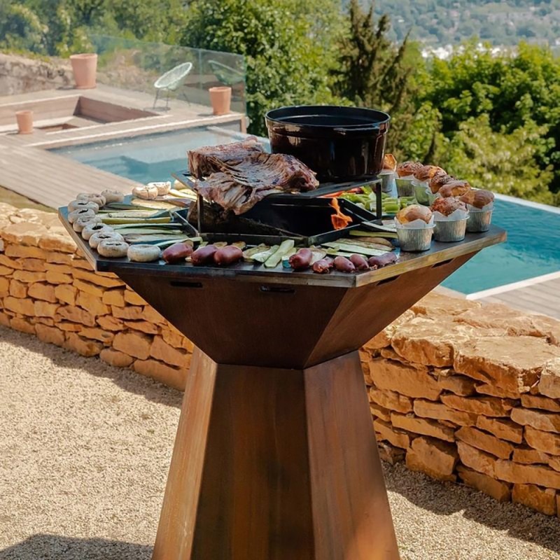 Brasero Hexagone en acier corten de 150cm modèle grand banquet (exemple d'utilisation, accessoires vendus séparément) Brasero Hexagone en acier corten de 150cm modèle grand banquet (exemple d'utilisation, accessoires vendus séparément)