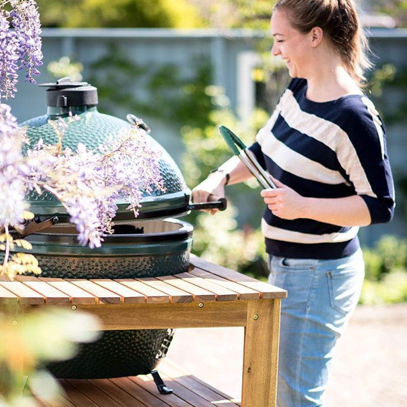 Brasero kamado XL Big Green Egg - grande quantité de convives (exemple d'utilisation, table eucalyptus vendue séparément)