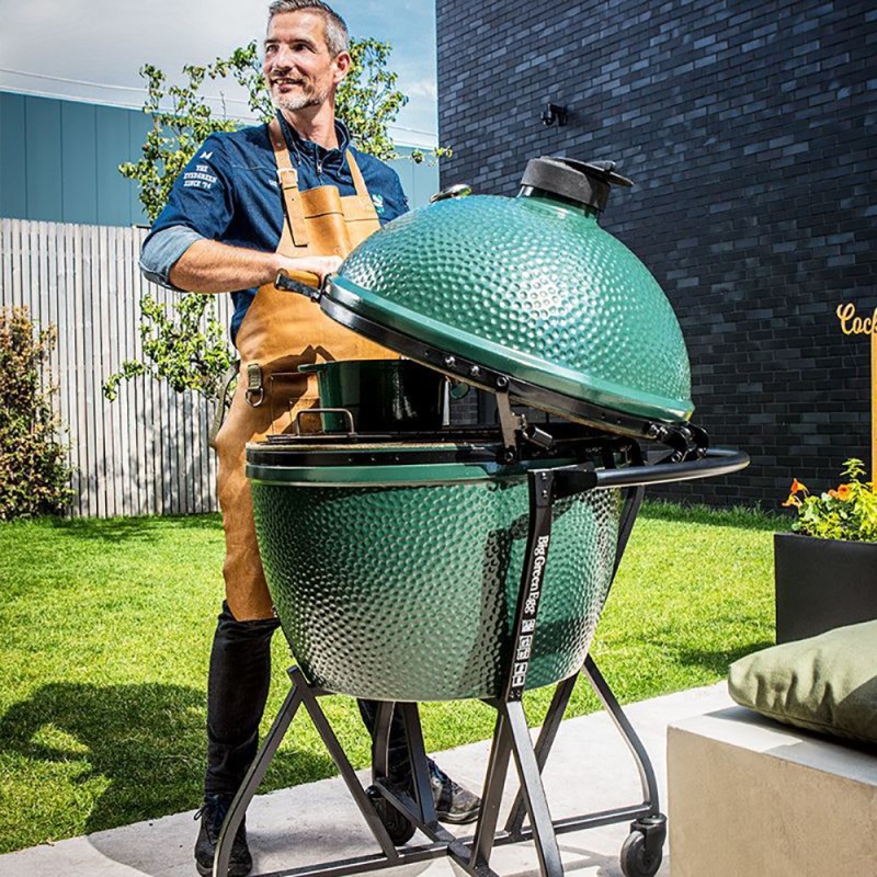 Brasero kamado XL Big Green Egg - grande quantité de convives (exemple d'utilisation, berceau à roulettes vendu séparément)