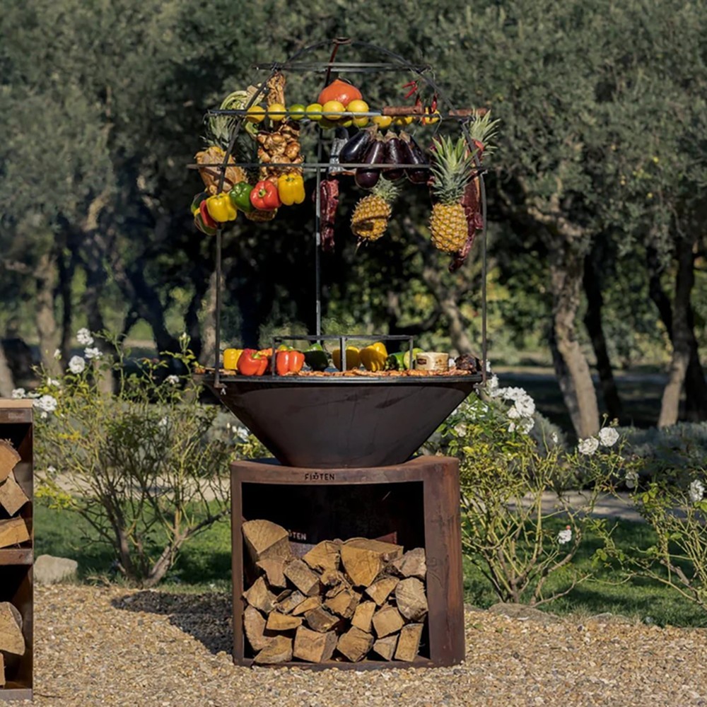 Brasero Ellipse 100cm de diamètre Corten de marque Firten (exemple d'utilisation, grille et accessoires vendus séparément) Brasero Ellipse 100cm de diamètre Corten de marque Firten (exemple d'utilisation, grille et accessoires vendus séparément)