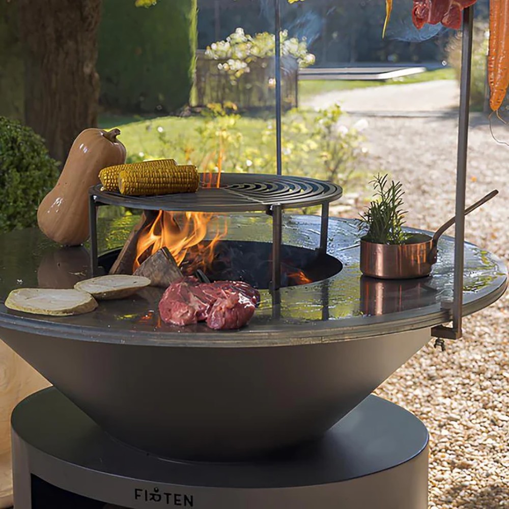 Brasero Ellipse 120cm de diamètre Noir de marque Firten (exemple d'utilisation, accessoires vendus séparément)