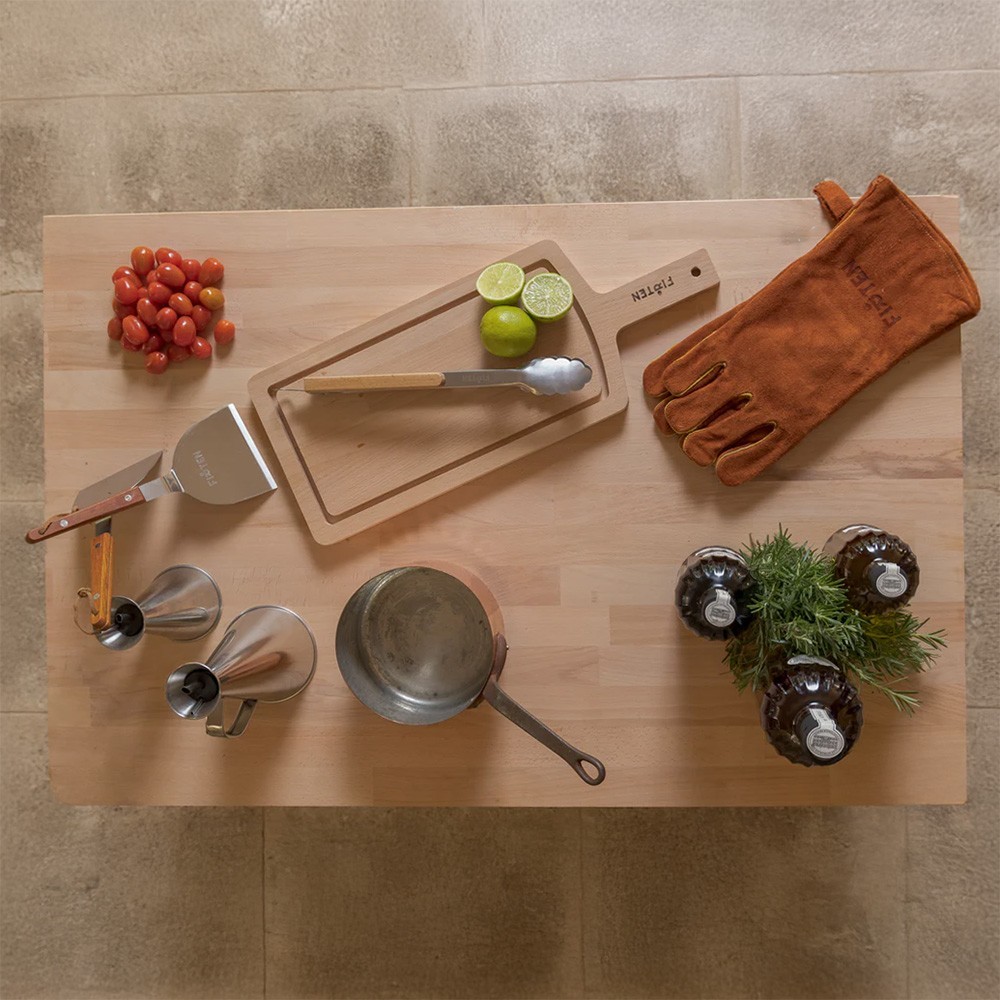 Spatule en inox pour nettoyer sa plaque ou retourner ses aliments (exemple de mise en situation, accessoires vendus séparément)