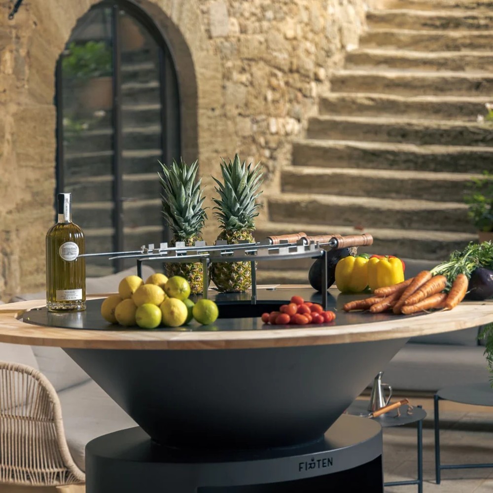 Repose-Brochettes pour brasero 100cm de diamètre Firten (exemple d'utilisation, accessoires vendus séparément)