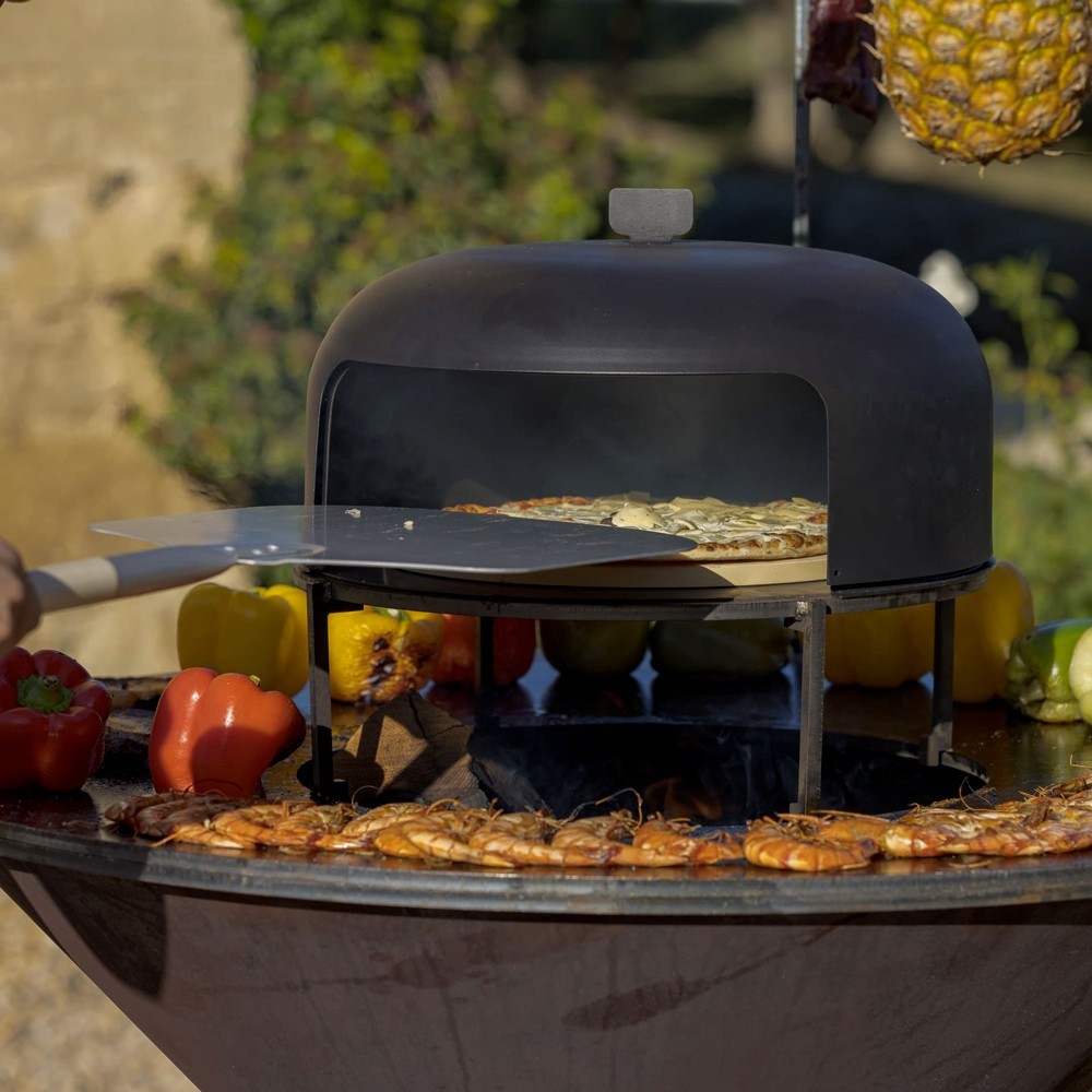 Pelle à pizza pour brasero de marque Firten (exemple d'utilisation, grille et four vendus séparément)