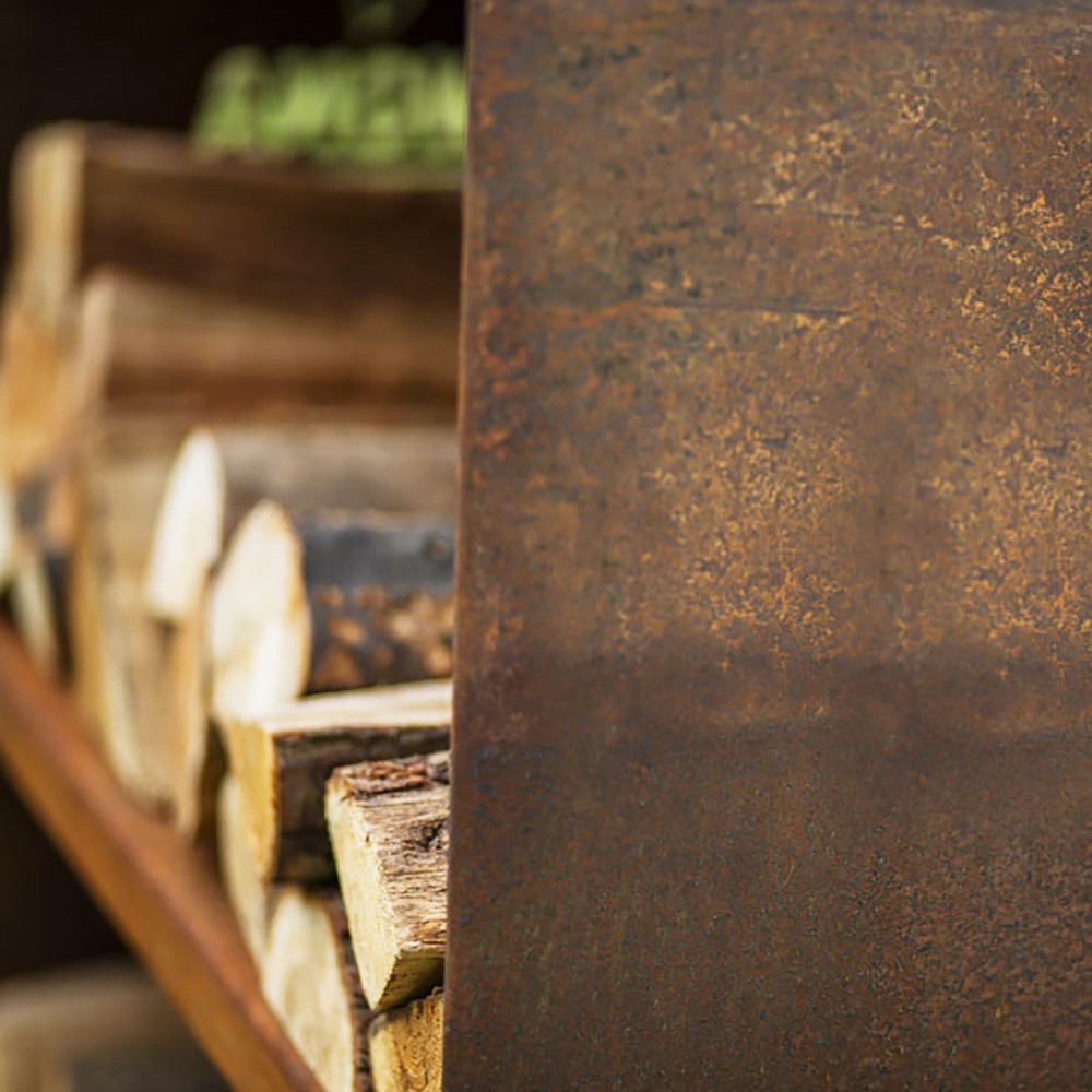 Cette étagère permet de stocker le bois et de préparer les repas grâce à son plan de travail Cette étagère permet de stocker le bois et de préparer les repas grâce à son plan de travail
