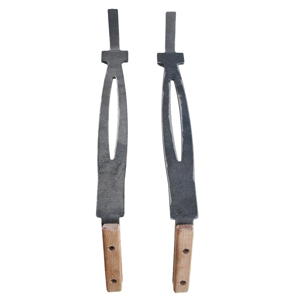 Deux pinces en acier avec manche en bois pour manipuler les grilles de cuisson de brasero ou barbecue France Braseros