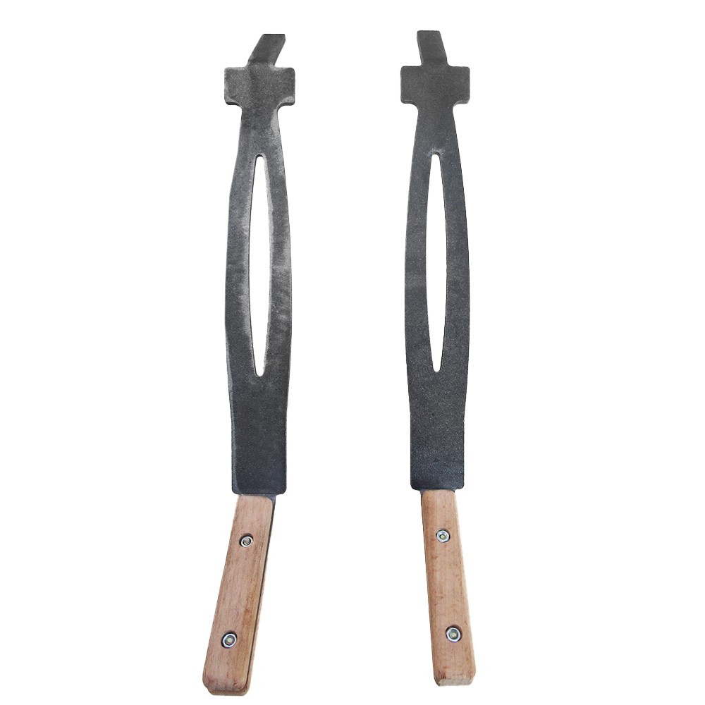 Deux pinces en acier avec manche en bois pour manipuler les grilles de cuisson France Braseros