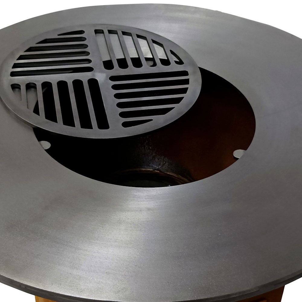 Brasero Barbecue Le Pétoncle avec plancha de 85 cm de diamètre et 8mm d'épaisseur, grille centrale de 39 cm de diamètre Brasero Barbecue Le Pétoncle avec plancha de 85 cm de diamètre et 8mm d'épaisseur, grille centrale de 39 cm de diamètre