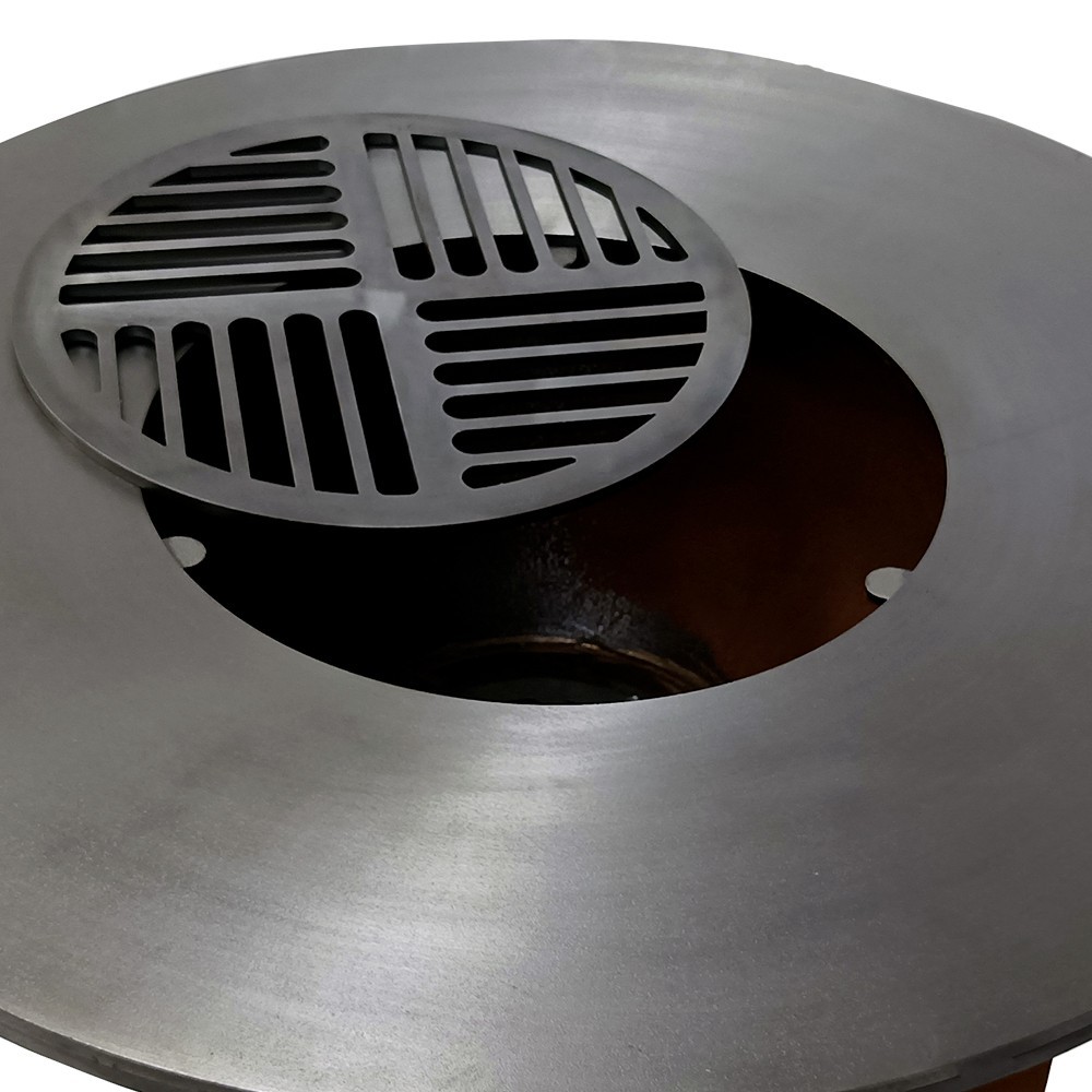 Le Couteau a une grille centrale, au coeur de la plancha, de 44.5cm de diamètre Le Couteau a une grille centrale, au coeur de la plancha, de 44.5cm de diamètre