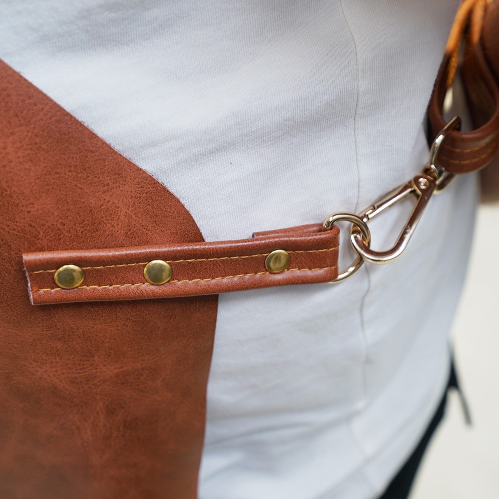 Attache du tablier en cuir de la marque France Braseros, taille unique