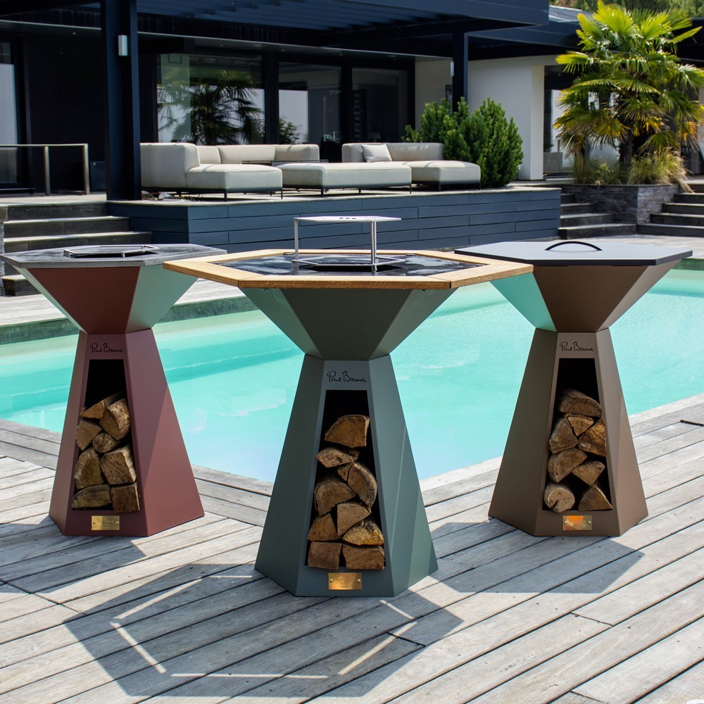 Les braseros Paul Bocuse sont disponibles en trois coloris inédits (exemple d'utilisation, accessoires vendus séparément)