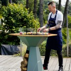 le chef Gilles Reinhardt représente la maison Paul Bocuse (exemple d'utilisation, accessoires vendus séparément)