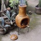 Chemin&eacute;e mexicaine en argile fabriqu&eacute;e de couleur jaune (exemple de mise en situation, grille vendue s&eacute;par&eacute;ment)