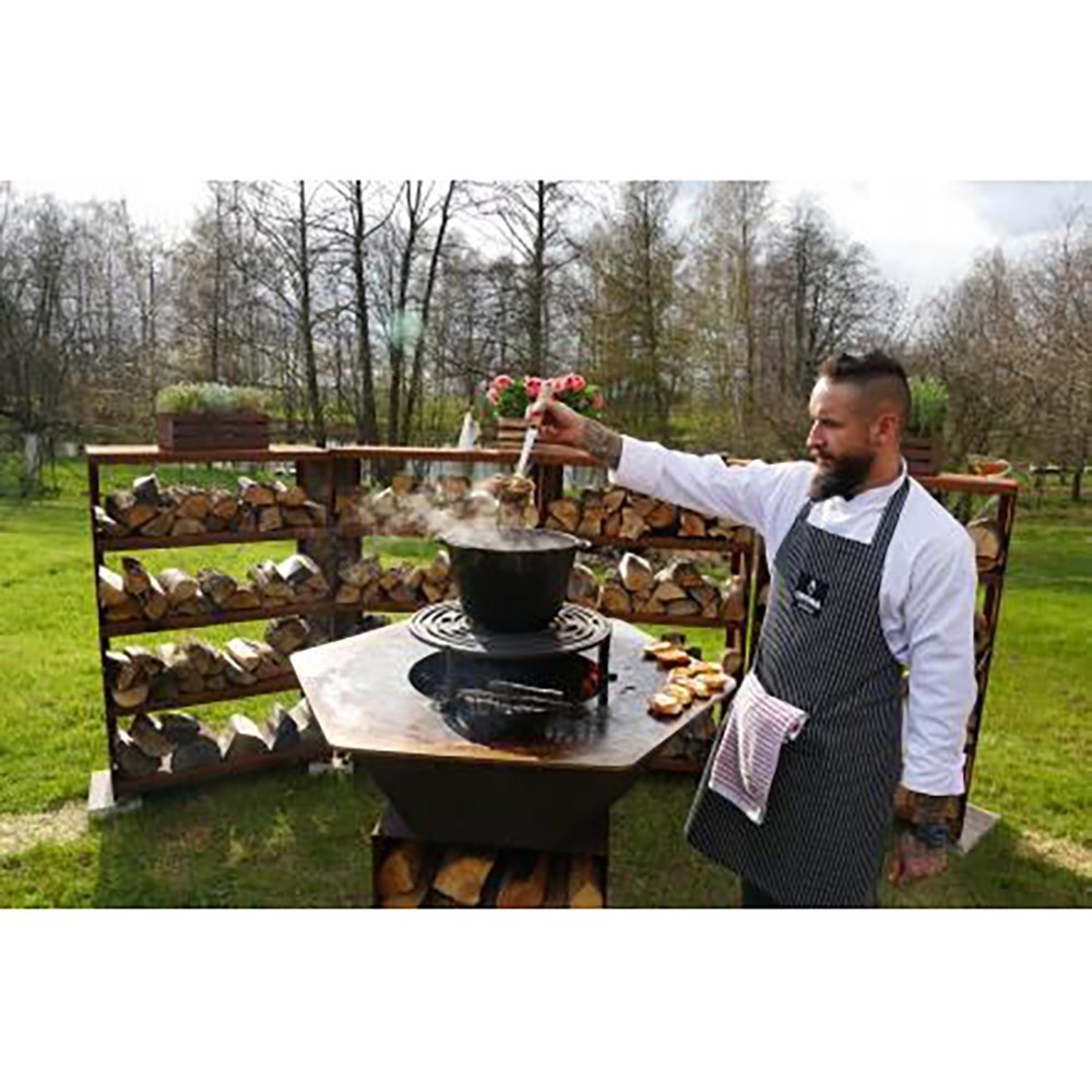 Ajouter une grille au brasero permet de diversifier les cuissons (exemple de mise en situation, articles vendus séparément)