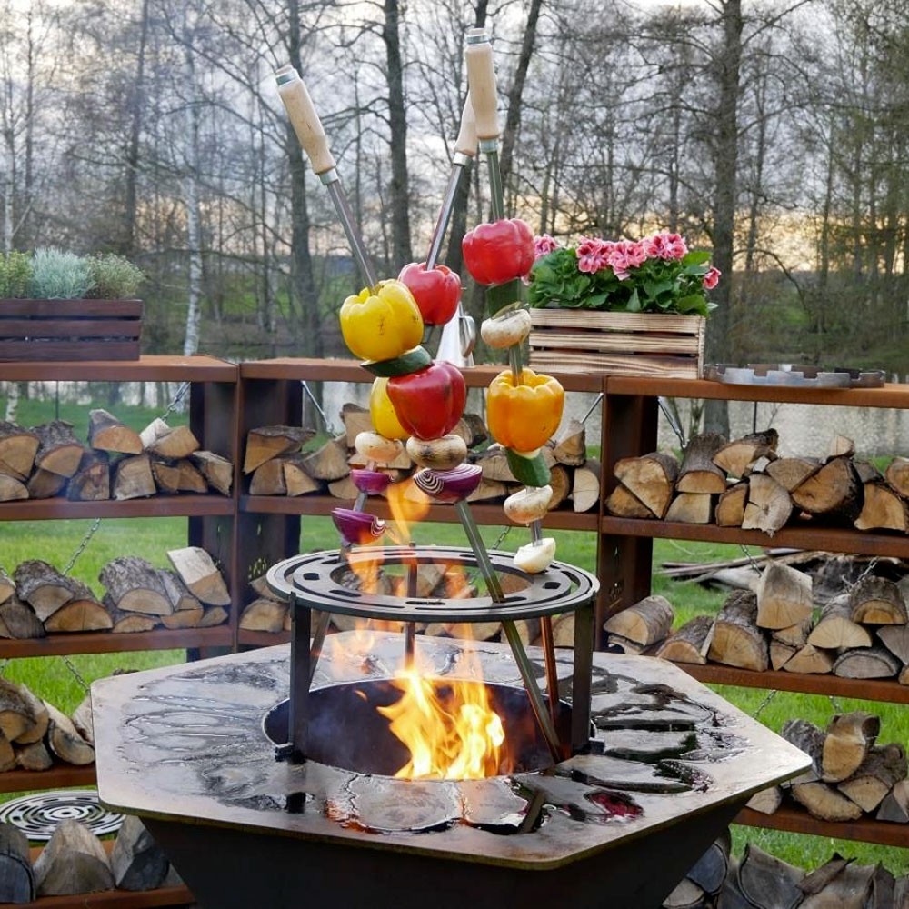 Grâce à cette brochette XXL le brasero plancha devient multifonction (exemple d'utilisation, accessoires vendus séparément)