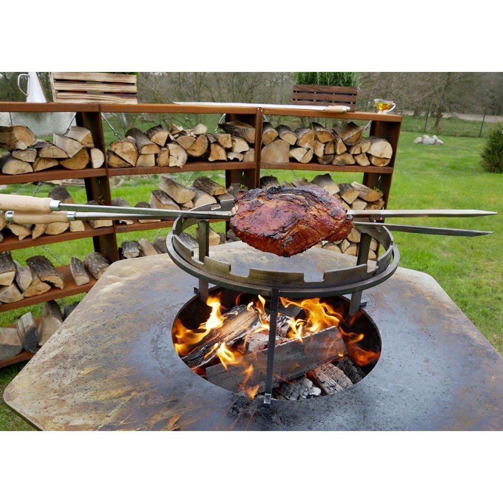 Grâce à cette brochette XXL le brasero plancha devient multifonction (exemple d'utilisation, accessoires vendus séparément)