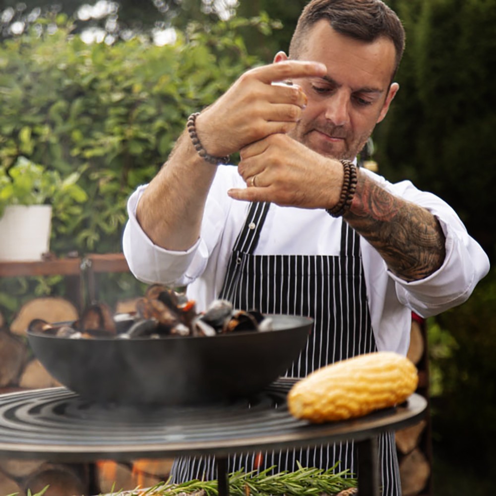 Le brasero Iwona Grills est adapté à une utilisation professionnelle (exemple d'utilisation, accessoires vendus séparément)