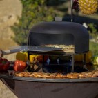 Le four à pizza Firten permet de multiplier les recettes (mise en situation, accessoires vendus séparément)