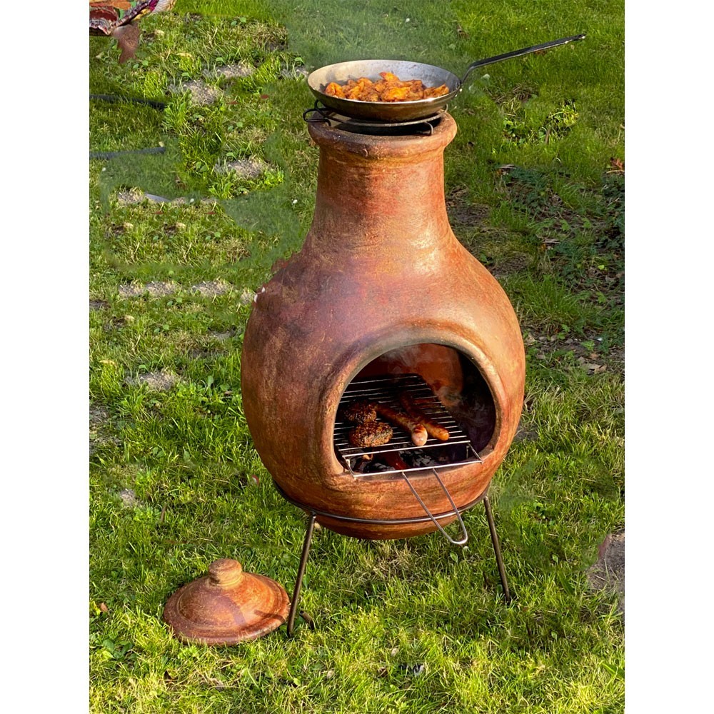 La grille de cuisson en situation  (mise en situation grille de cheminée et brasero, vendus séparément)