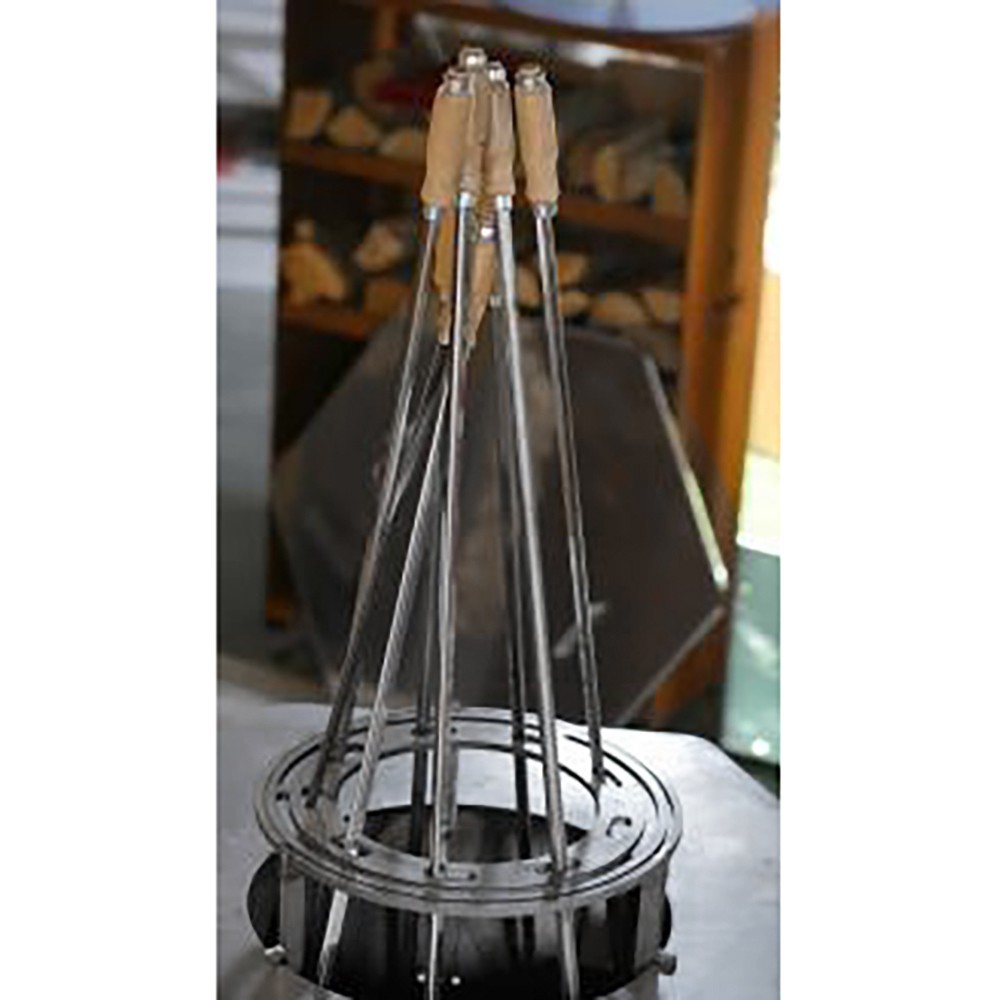 Ce support pour brasero peut accueillir des brochettes
(exemple d'utilisation, support de grille et brochettes non-inclus)