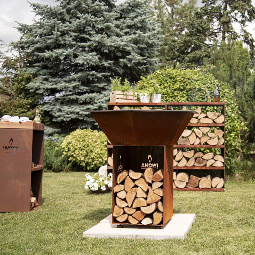 L'étagère en Acier Corten est assortie à la collection de braseros Iwona Grills (mise en situation, articles vendus séparément)