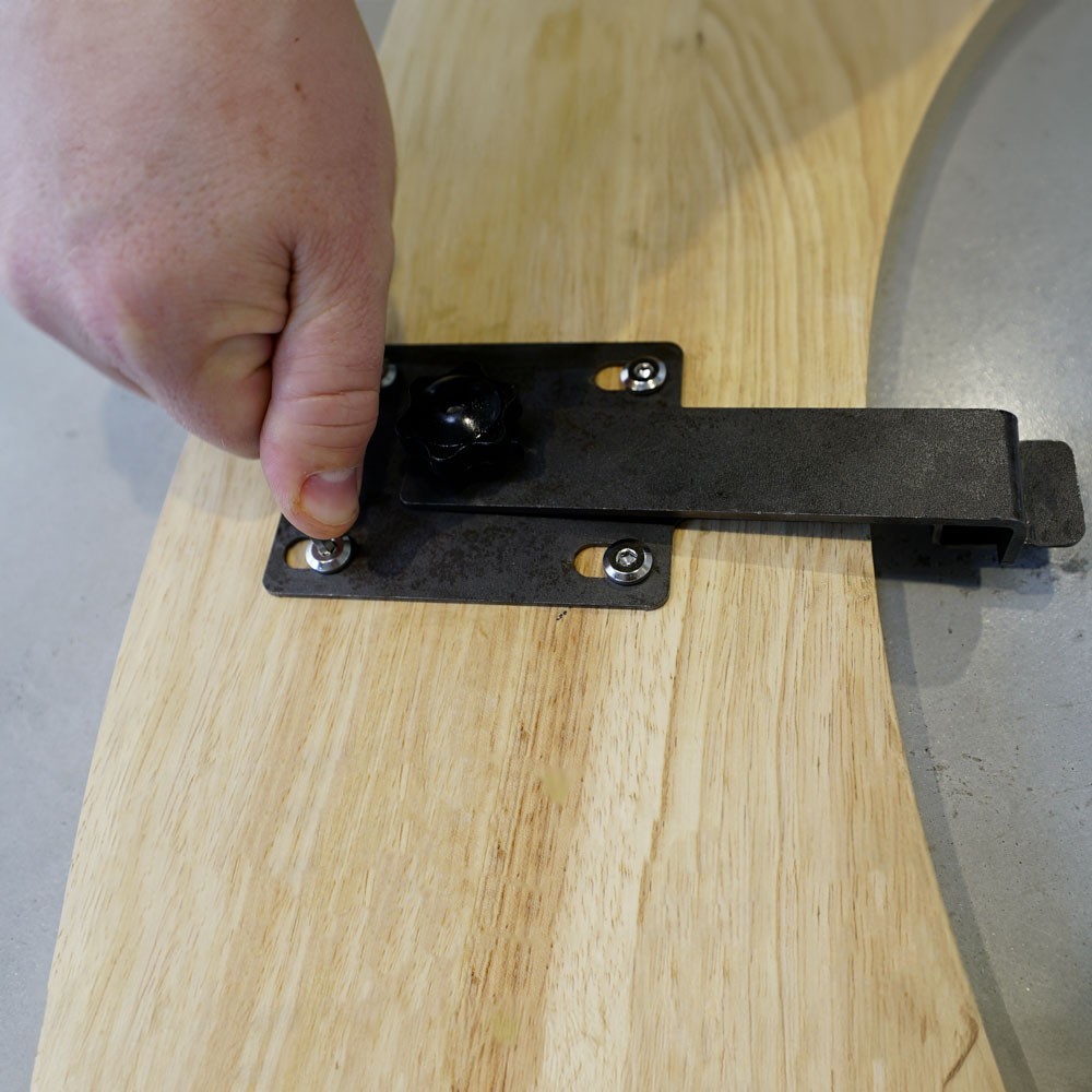 Quelques tours de clé Allen suffisent pour installer le contour bois autour du brasero