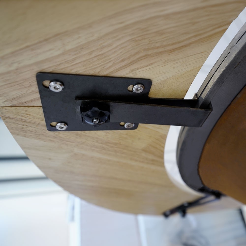 Le contour bois est installé très solidement autour du brasero plancha