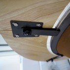 Le contour bois est installé très solidement autour du brasero plancha