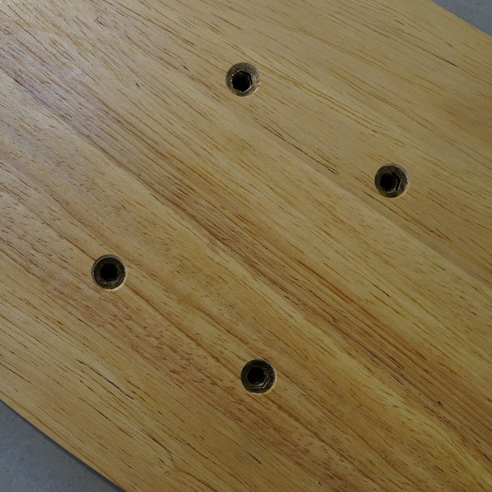 Des trous sont pré-percés dans le bois pour pouvoir installer facilement les pattes de fixation