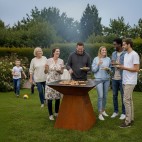 Le brasero plancha La Patelle a une grande plaque de cuisson de 100x100cm. Le brasero plancha La Patelle a une grande plaque de cuisson de 100x100cm.