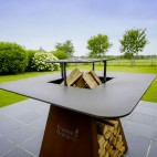 La grille carrée de La Patelle rend le brasero polyvalent. La grille carrée de La Patelle rend le brasero polyvalent.