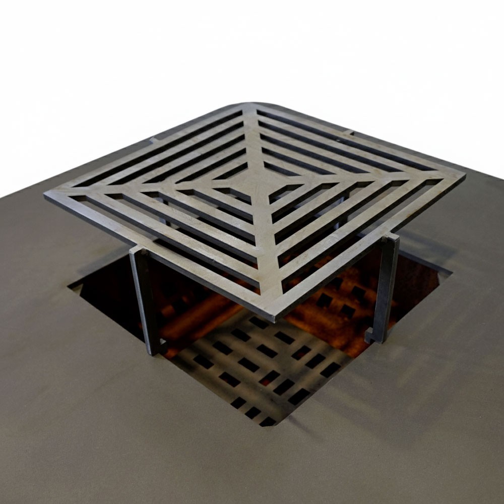 Grille carr&eacute;e install&eacute;e sur le brasero La Patelle de France Braseros.