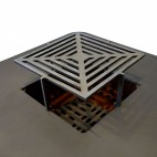 Grille carrée installée sur le brasero La Patelle de France Braseros. Grille carrée installée sur le brasero La Patelle de France Braseros.