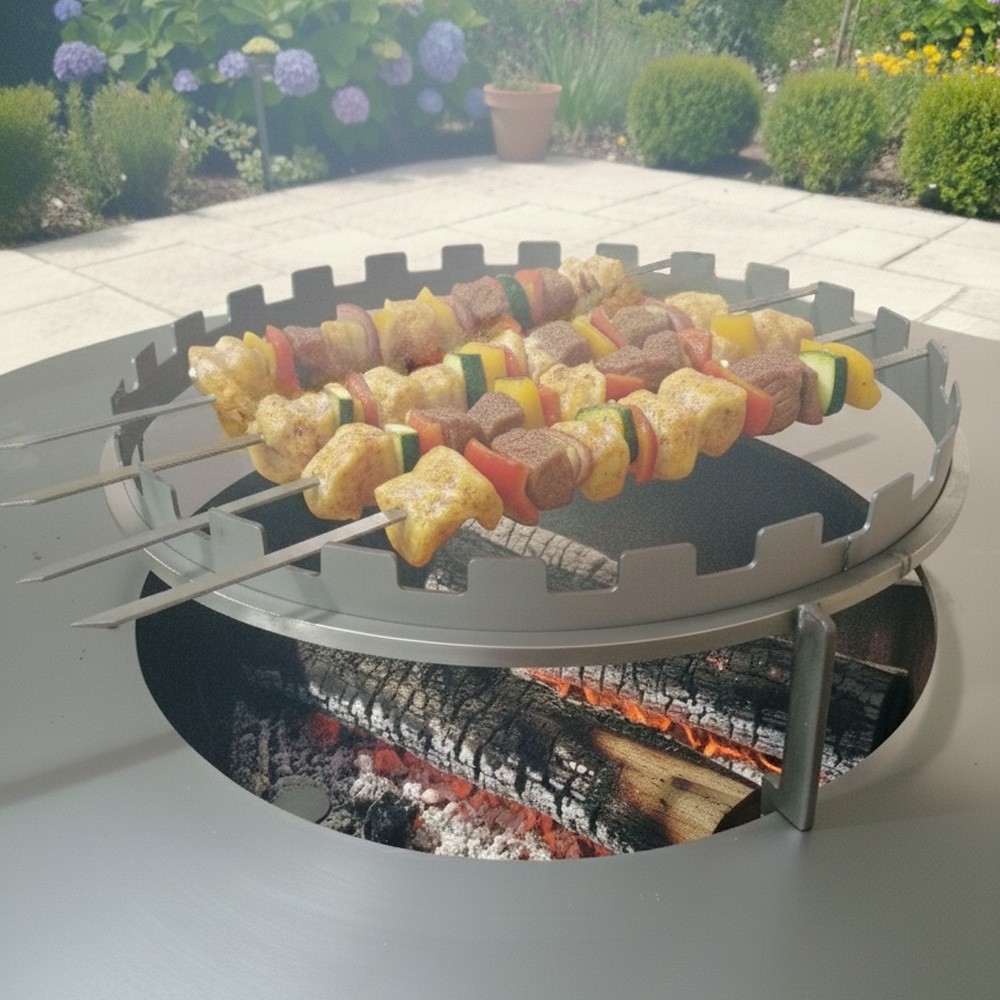 Le repose-brochettes France Braseros avec sa dimension XXL de 45cm de diamètre permet une cuisson parfaite des grillades. Le repose-brochettes France Braseros avec sa dimension XXL de 45cm de diamètre permet une cuisson parfaite des grillades.