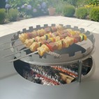 Le repose-brochettes France Braseros avec sa dimension XXL de 45cm de diamètre permet une cuisson parfaite des grillades. Le repose-brochettes France Braseros avec sa dimension XXL de 45cm de diamètre permet une cuisson parfaite des grillades.