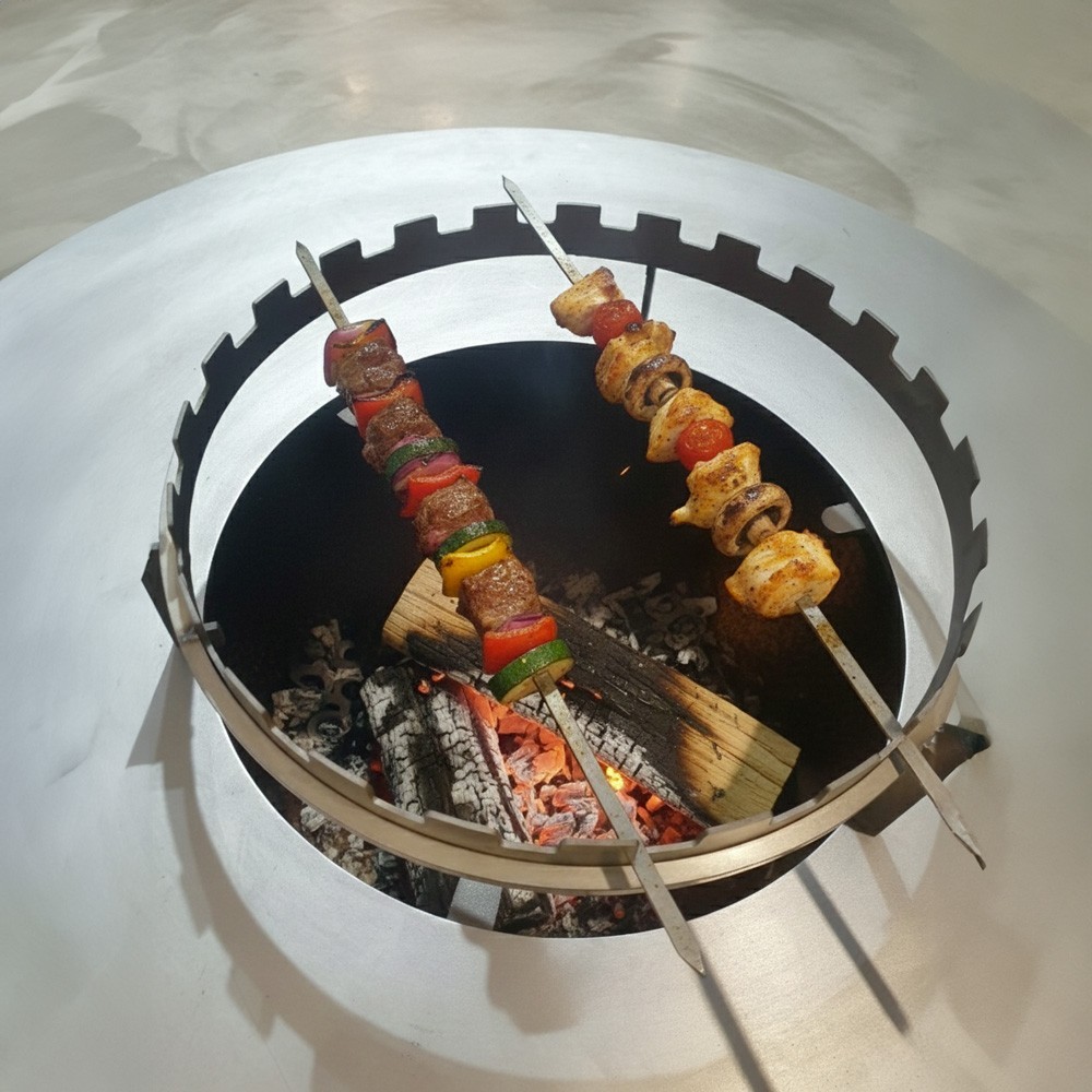 Faites prendre de la hauteur à vos grillades avec ce support à brochettes XXL. Faites prendre de la hauteur à vos grillades avec ce support à brochettes XXL.