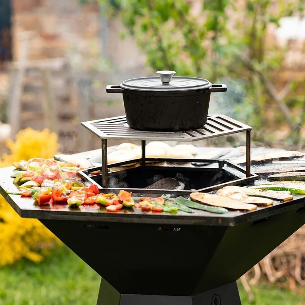 Brasero plancha Festin avec large surface de cuisson (exemple d'utilisation, accessoires vendus s&eacute;par&eacute;ment)