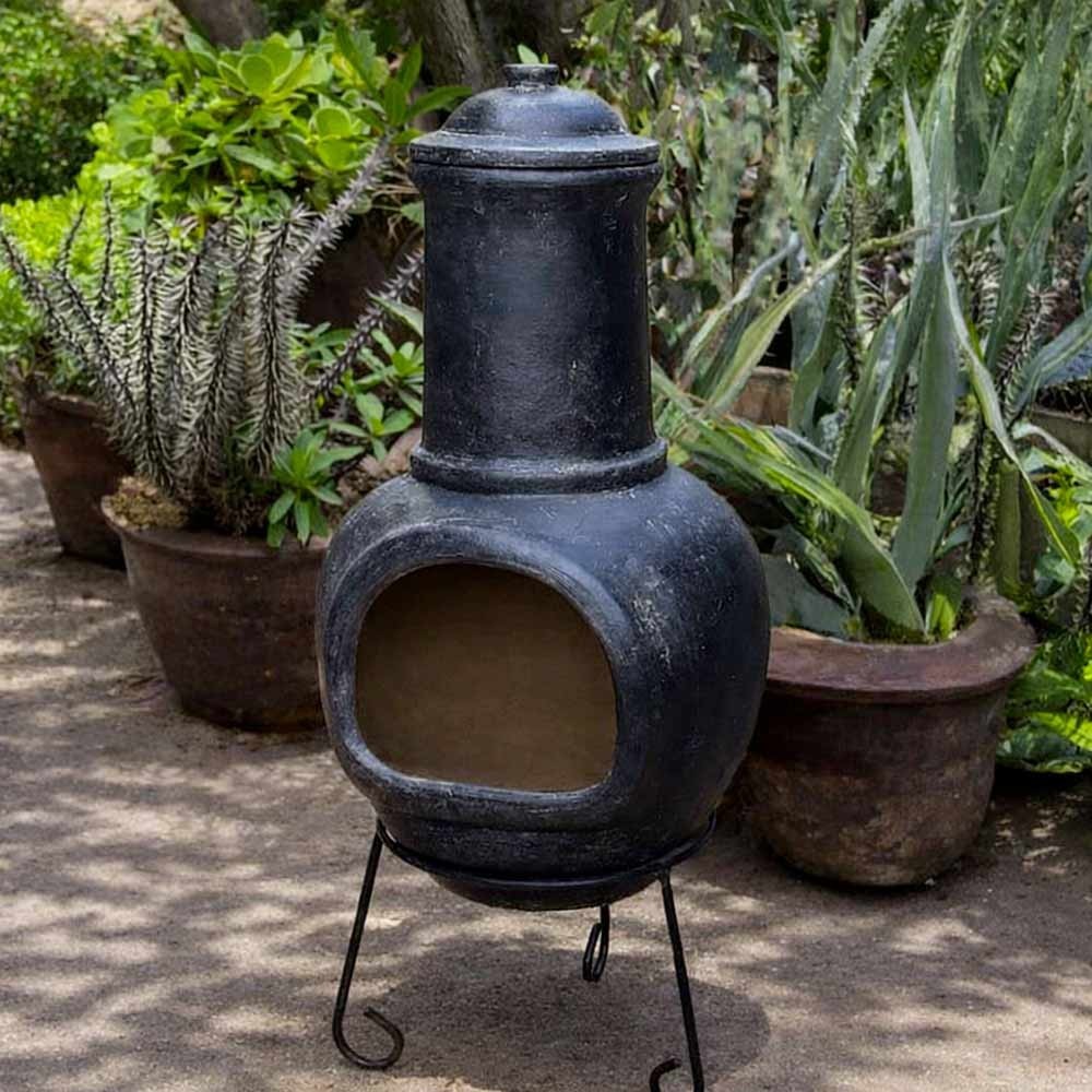 Chemin&eacute;e mexicaine en argile fabriqu&eacute;e dans la r&eacute;gion de Guadalajara de couleur noire