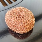 Nettoyez votre plancha de brasero avec cette éponge en cuivre Nettoyez votre plancha de brasero avec cette éponge en cuivre
